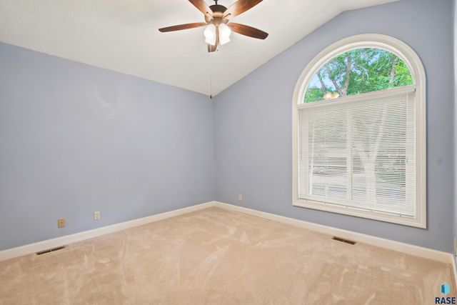 4517 S River Oaks Dr Drive, Sioux Falls, SD 57105