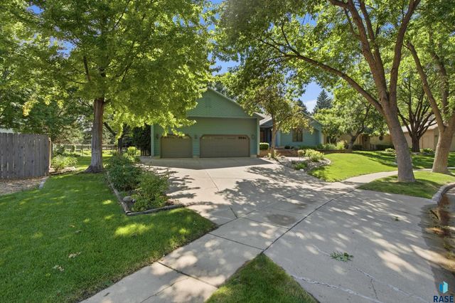 4517 S River Oaks Dr Drive, Sioux Falls, SD 57105