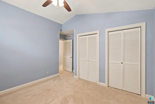 4517 S River Oaks Dr Drive, Sioux Falls, SD 57105