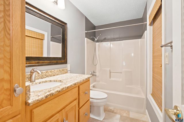 4517 S River Oaks Dr Drive, Sioux Falls, SD 57105
