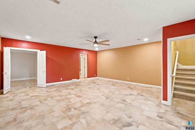 4517 S River Oaks Dr Drive, Sioux Falls, SD 57105