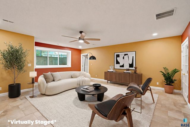 4517 S River Oaks Dr Drive, Sioux Falls, SD 57105