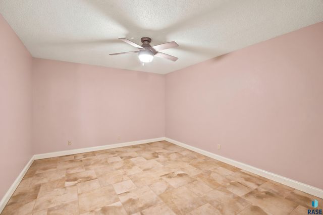 4517 S River Oaks Dr Drive, Sioux Falls, SD 57105