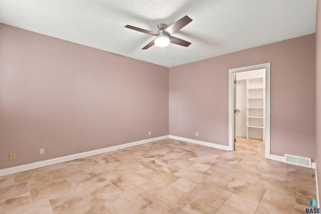 4517 S River Oaks Dr Drive, Sioux Falls, SD 57105