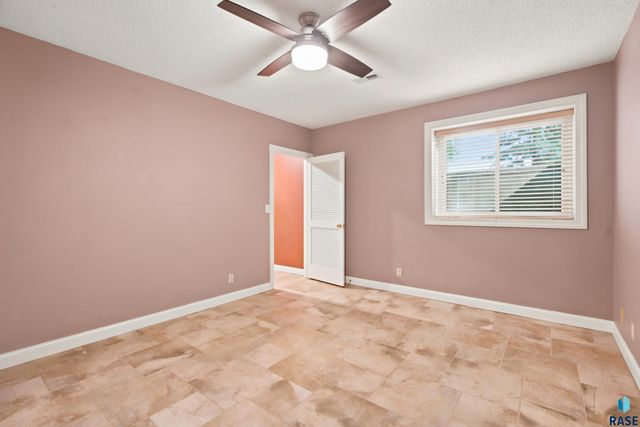 4517 S River Oaks Dr Drive, Sioux Falls, SD 57105