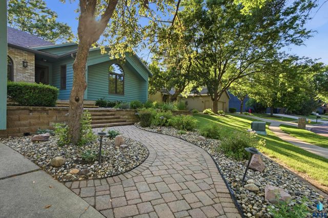 4517 S River Oaks Dr Drive, Sioux Falls, SD 57105