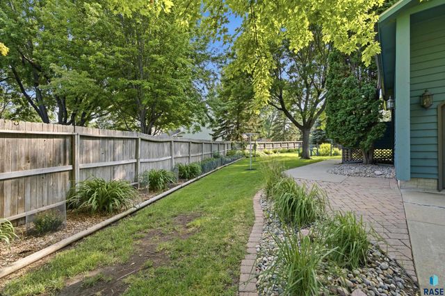 4517 S River Oaks Dr Drive, Sioux Falls, SD 57105