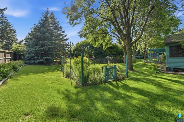 4517 S River Oaks Dr Drive, Sioux Falls, SD 57105
