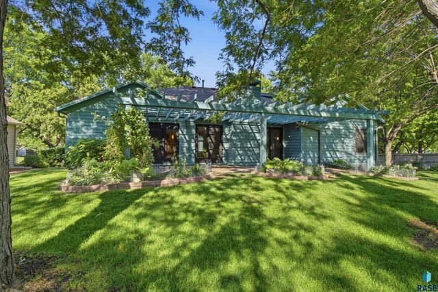 4517 S River Oaks Dr Drive, Sioux Falls, SD 57105