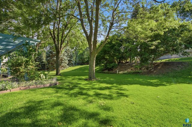 4517 S River Oaks Dr Drive, Sioux Falls, SD 57105