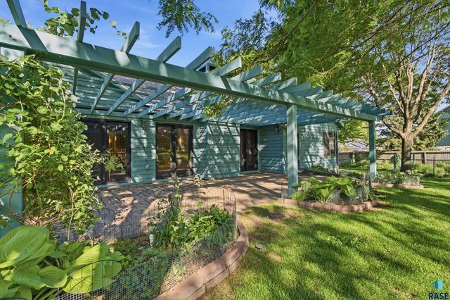 4517 S River Oaks Dr Drive, Sioux Falls, SD 57105