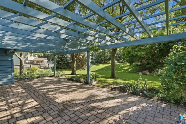 4517 S River Oaks Dr Drive, Sioux Falls, SD 57105