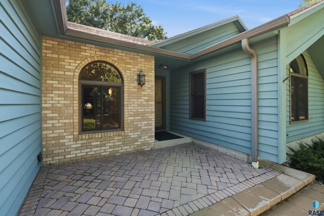 4517 S River Oaks Dr Drive, Sioux Falls, SD 57105