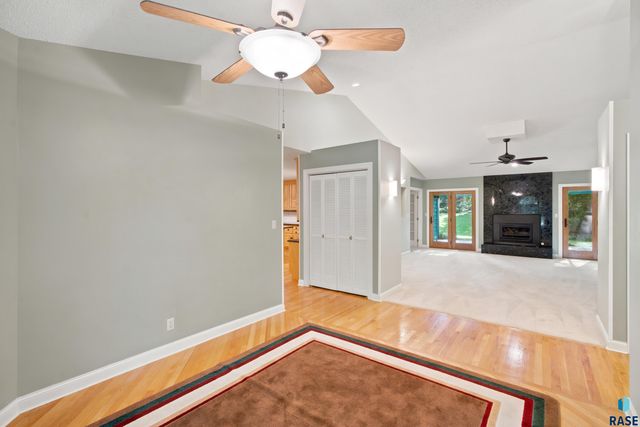 4517 S River Oaks Dr Drive, Sioux Falls, SD 57105