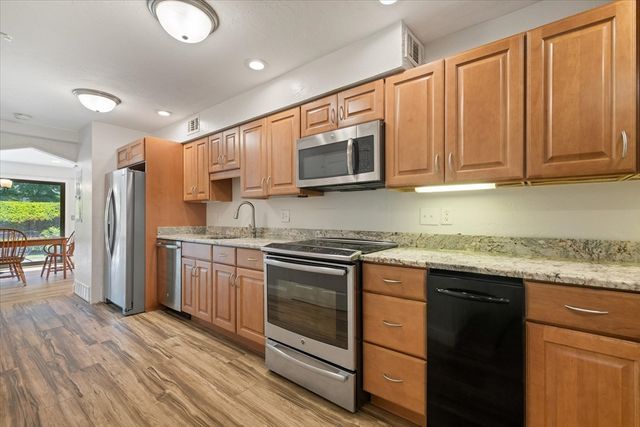 11 Cobblestone Ln 11, Worcester, MA 01606