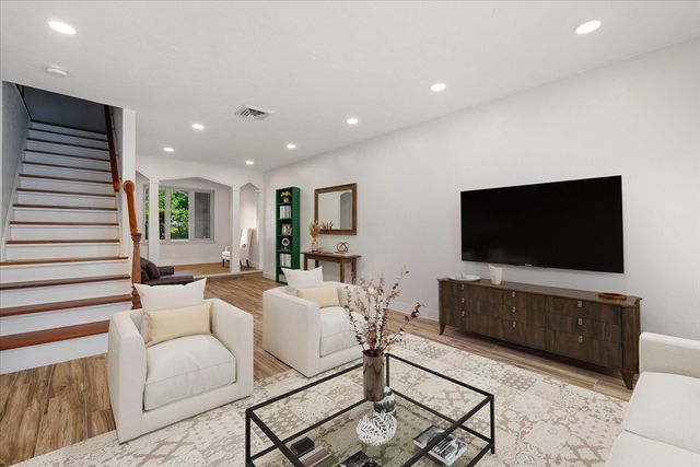 11 Cobblestone Ln 11, Worcester, MA 01606