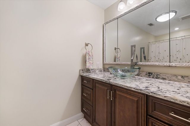 11 Cobblestone Ln 11, Worcester, MA 01606