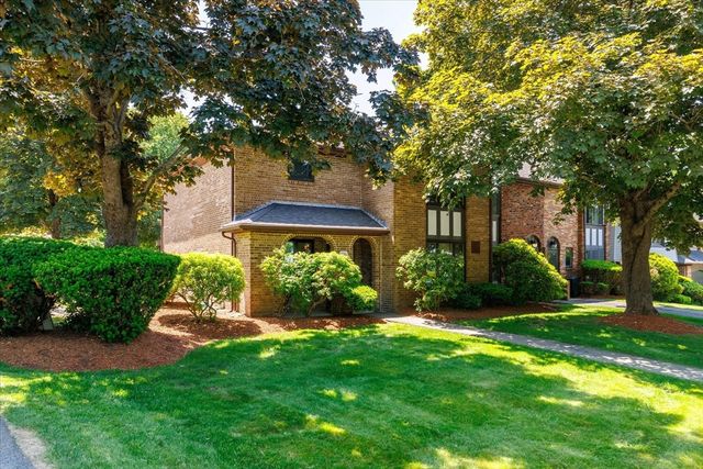 11 Cobblestone Ln 11, Worcester, MA 01606