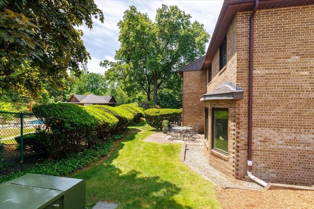 11 Cobblestone Ln 11, Worcester, MA 01606