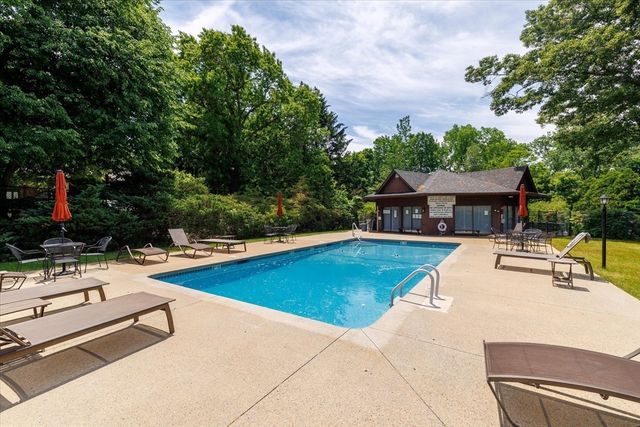 11 Cobblestone Ln 11, Worcester, MA 01606
