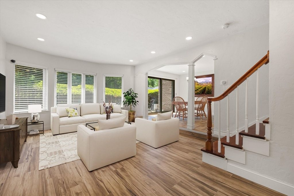 11 Cobblestone Ln 11, Worcester, MA 01606