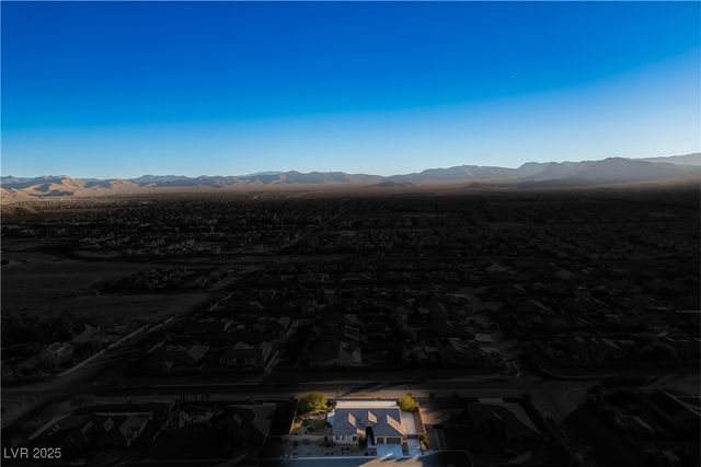 8243 Twin Rock Court, Las Vegas, NV 89113