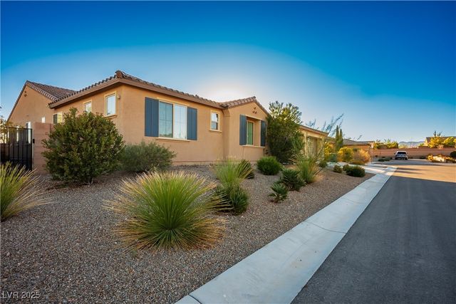 8243 Twin Rock Court, Las Vegas, NV 89113
