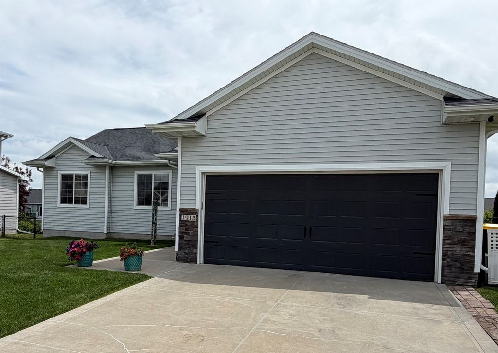 1913 Roebling Road, Adel, IA 50003
