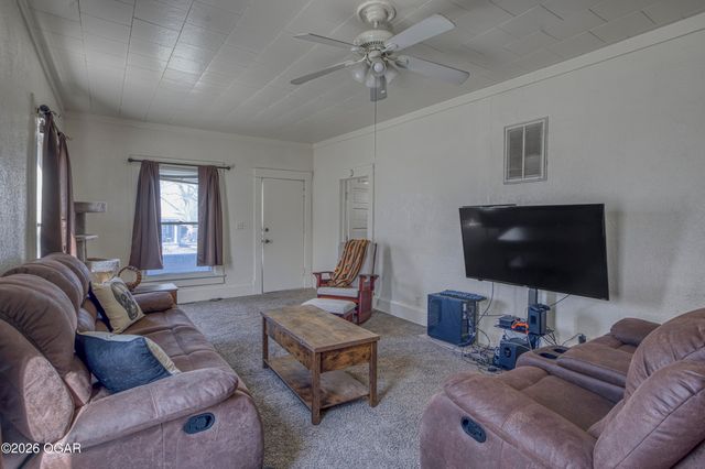 2912 E 9th Street, Joplin, MO 64801