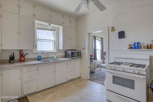 2912 E 9th Street, Joplin, MO 64801