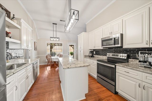 240 LAKEWOOD DR, Oakland, TN 38060