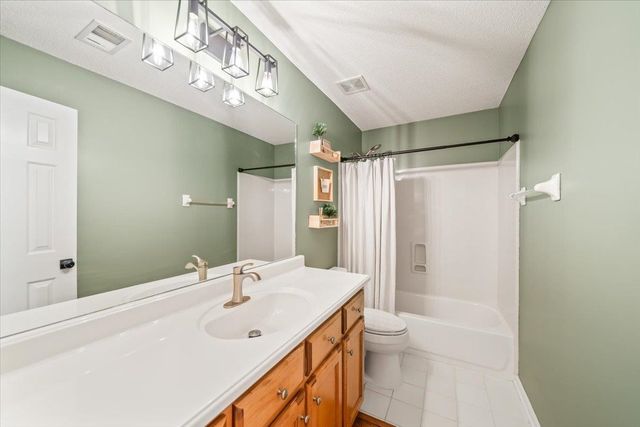 240 LAKEWOOD DR, Oakland, TN 38060