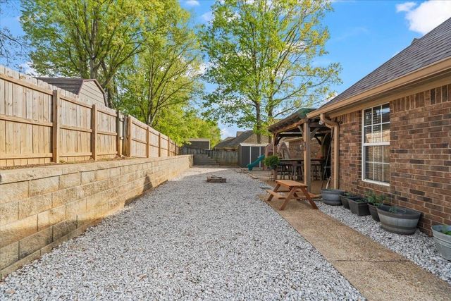 240 LAKEWOOD DR, Oakland, TN 38060