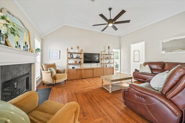 240 LAKEWOOD DR, Oakland, TN 38060