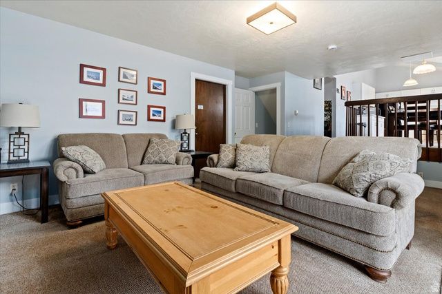 8931 S QUAIL HOLLOW DR, Sandy, UT 84093