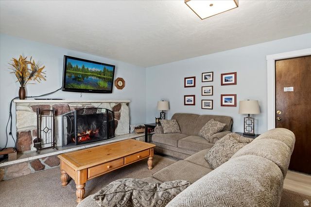 8931 S QUAIL HOLLOW DR, Sandy, UT 84093