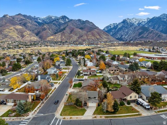 8931 S QUAIL HOLLOW DR, Sandy, UT 84093