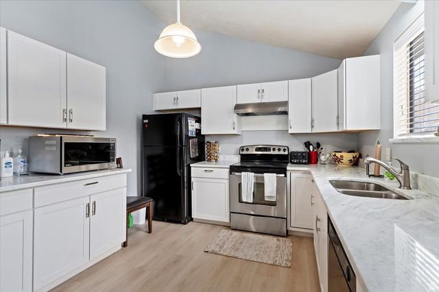 8931 S QUAIL HOLLOW DR, Sandy, UT 84093