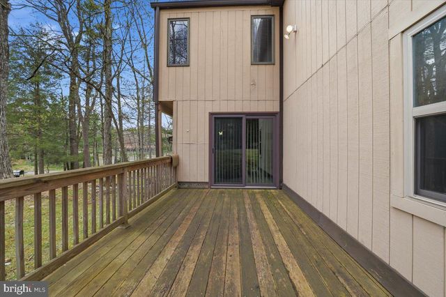 15 HAZARD RUN RD, Lake Harmony, PA 18624