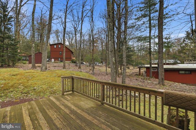 15 HAZARD RUN RD, Lake Harmony, PA 18624