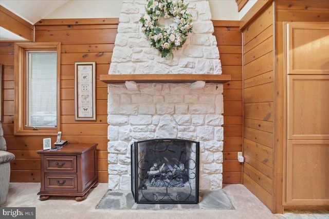 15 HAZARD RUN RD, Lake Harmony, PA 18624
