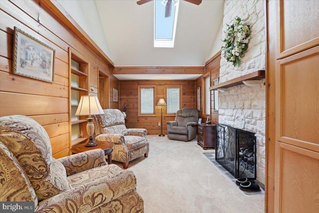 15 HAZARD RUN RD, Lake Harmony, PA 18624