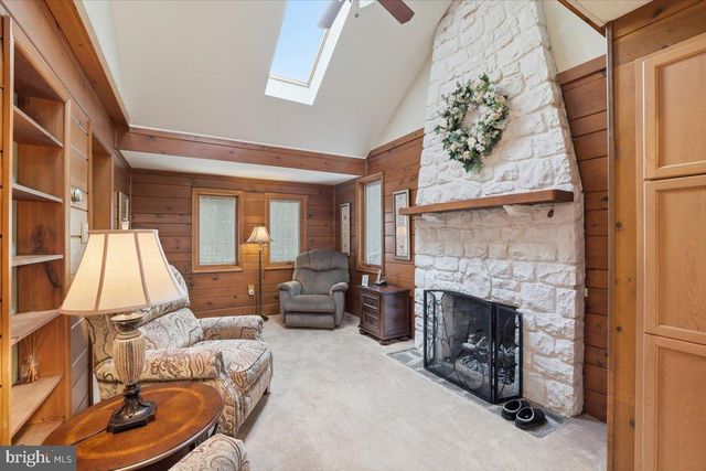 15 HAZARD RUN RD, Lake Harmony, PA 18624
