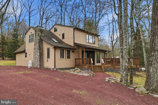 15 HAZARD RUN RD, Lake Harmony, PA 18624
