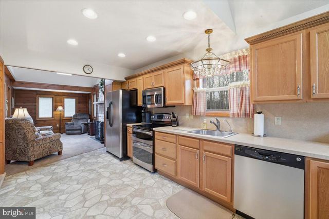 15 HAZARD RUN RD, Lake Harmony, PA 18624