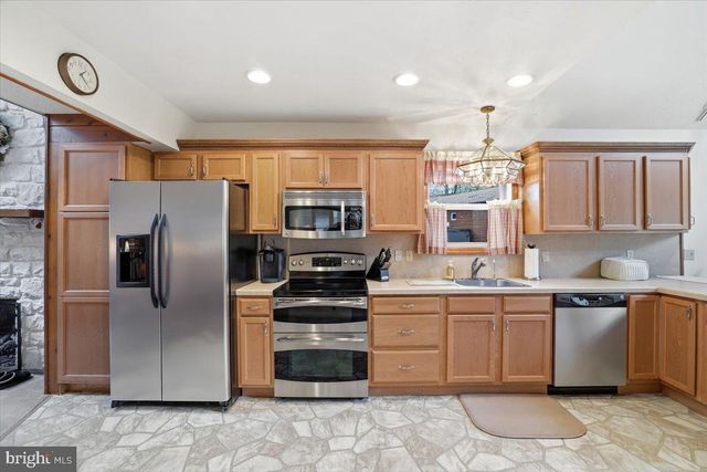 15 HAZARD RUN RD, Lake Harmony, PA 18624
