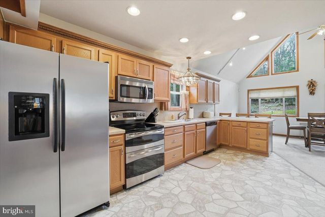 15 HAZARD RUN RD, Lake Harmony, PA 18624