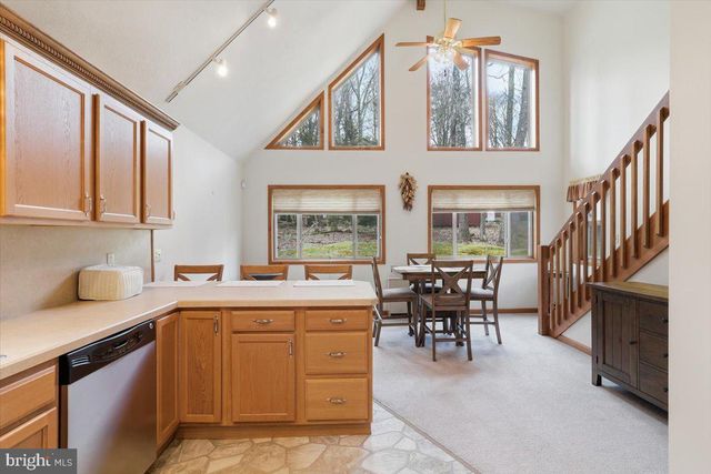 15 HAZARD RUN RD, Lake Harmony, PA 18624