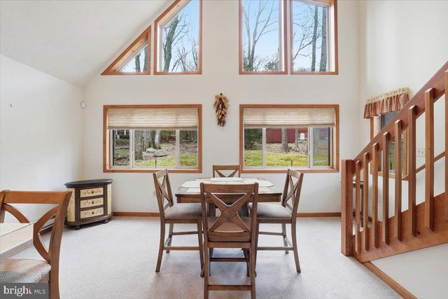 15 HAZARD RUN RD, Lake Harmony, PA 18624