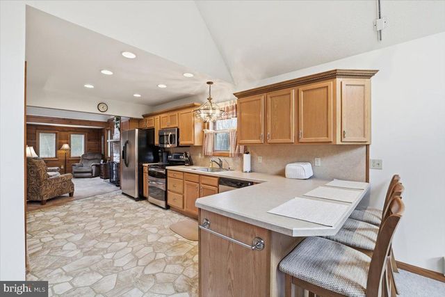 15 HAZARD RUN RD, Lake Harmony, PA 18624